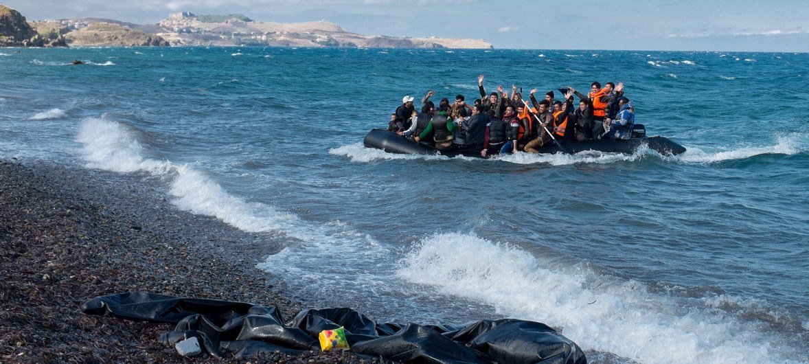 Chegada de balsa com refugiados na costa de Lesbos, na Grécia. Crédito: Unicef, Ashley Gilbertson, Divulgação