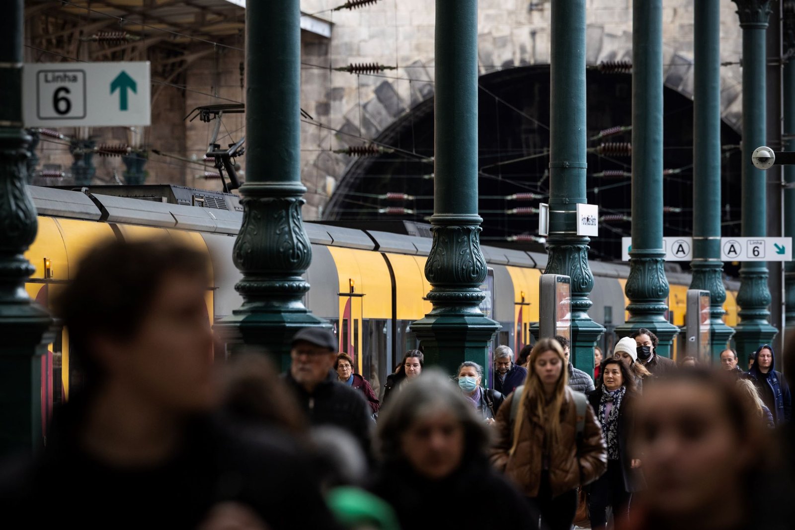 Passageiros saem de um comboio na Estação de São Bento no Porto, em 2 de janeiro de 2024. Crédito: José Coelho, Lusa