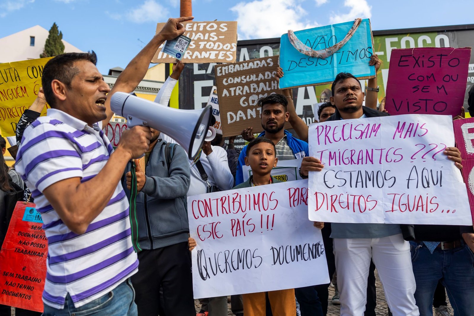 Membros de associações de imigrantes gritam palavras de ordem durante uma manifestação. Lisboa, 25 de outubro de 2024. Crédito: José Sena Goulão, Lusa