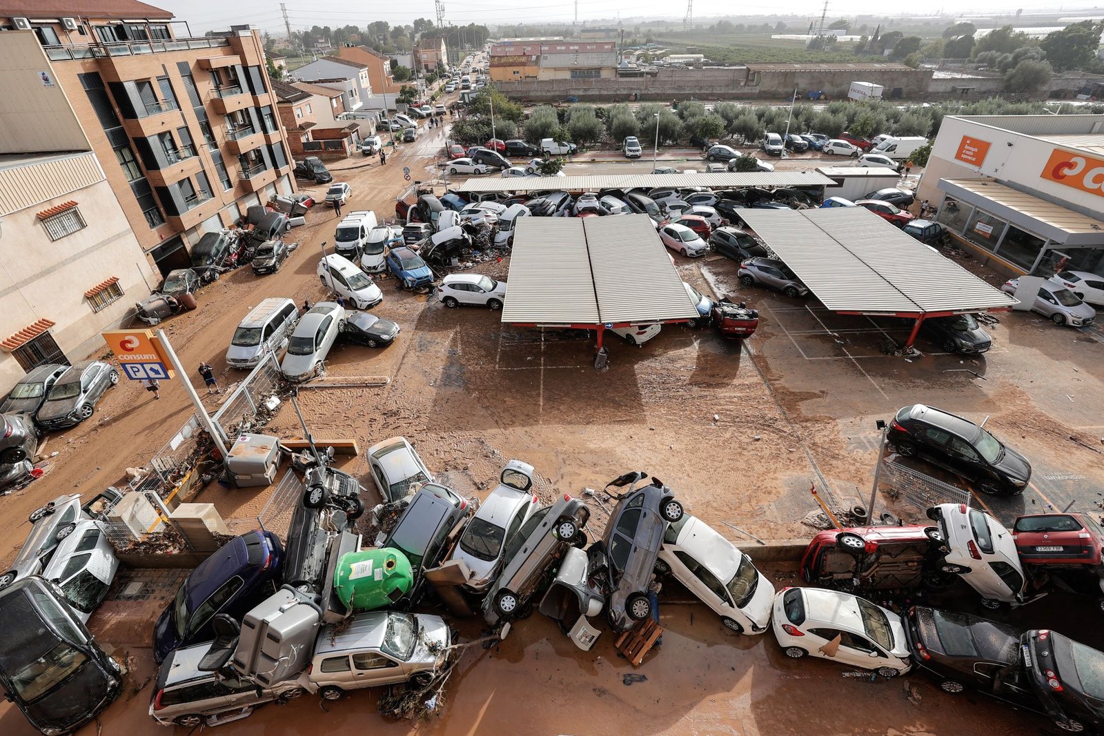 Carros empilhados após tempestade atingir o Leste da Espanha. Na foto, Paiporta, região da Comunidade Valenciana. Crédito: EPA, Manuel Bruque