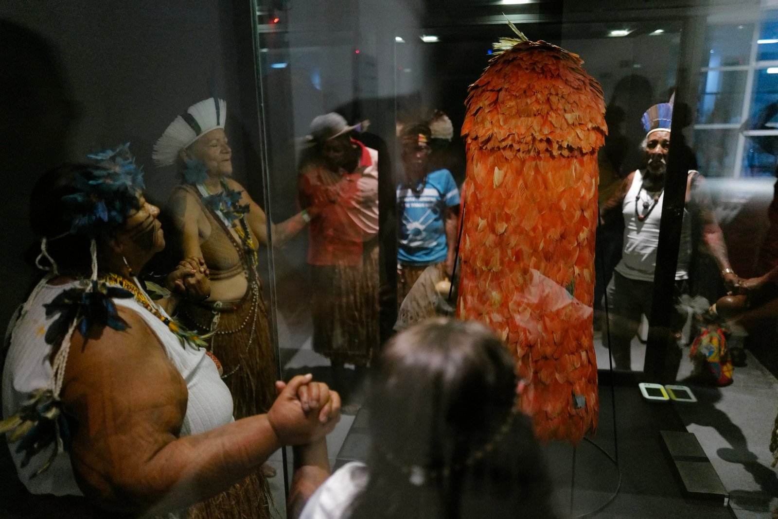 Indígenas visitam manto Tupinambá no Museu Nacional, no Rio de Janeiro. Crédito: Lucas Landau, Ministério dos Povos Indígenas