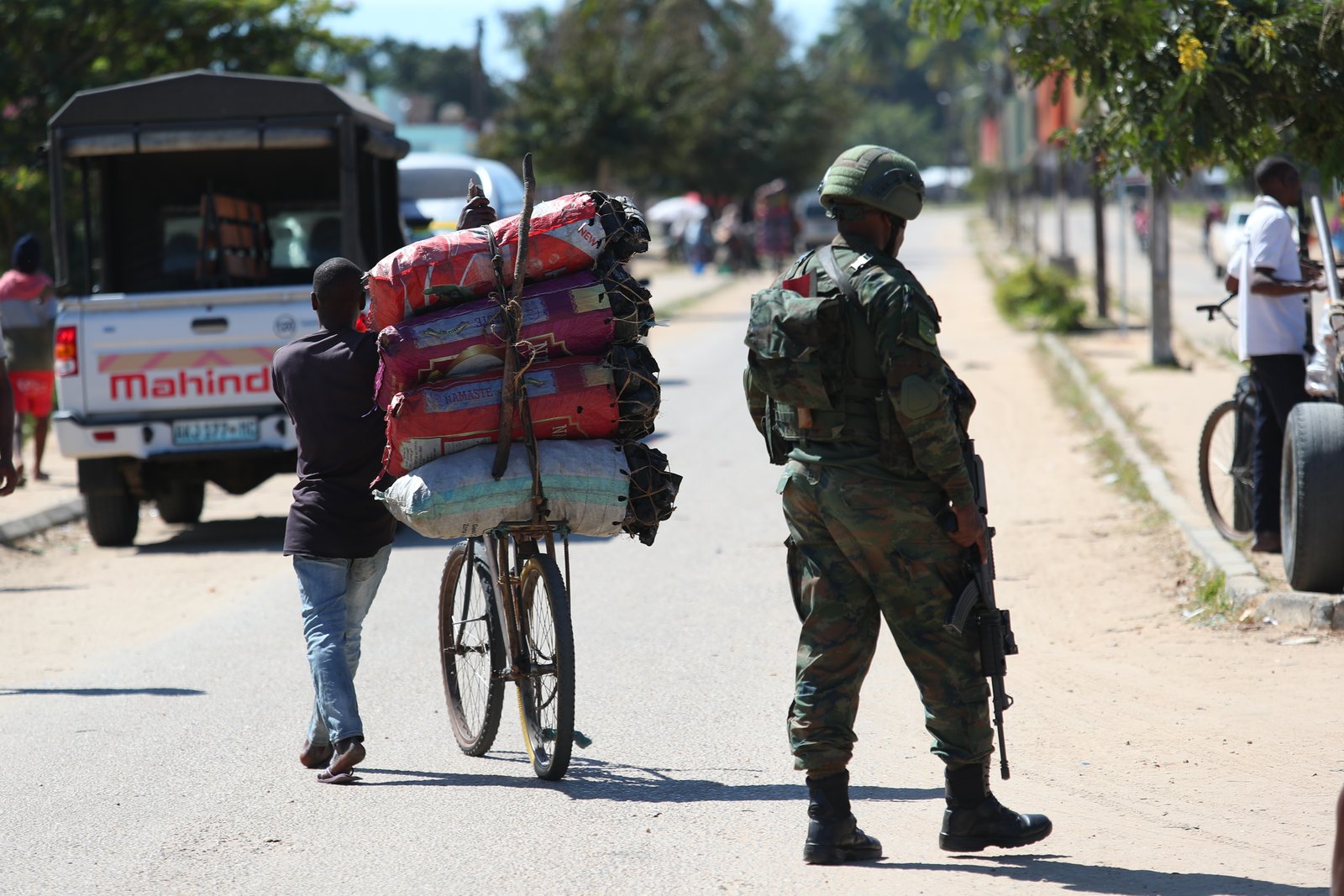 Militares vigiam avenida principal de Mocímboa da Praia, Cabo Delgado. 26 de junho de 2023. Crédito: Luís Fonseca, Agência Lusa 