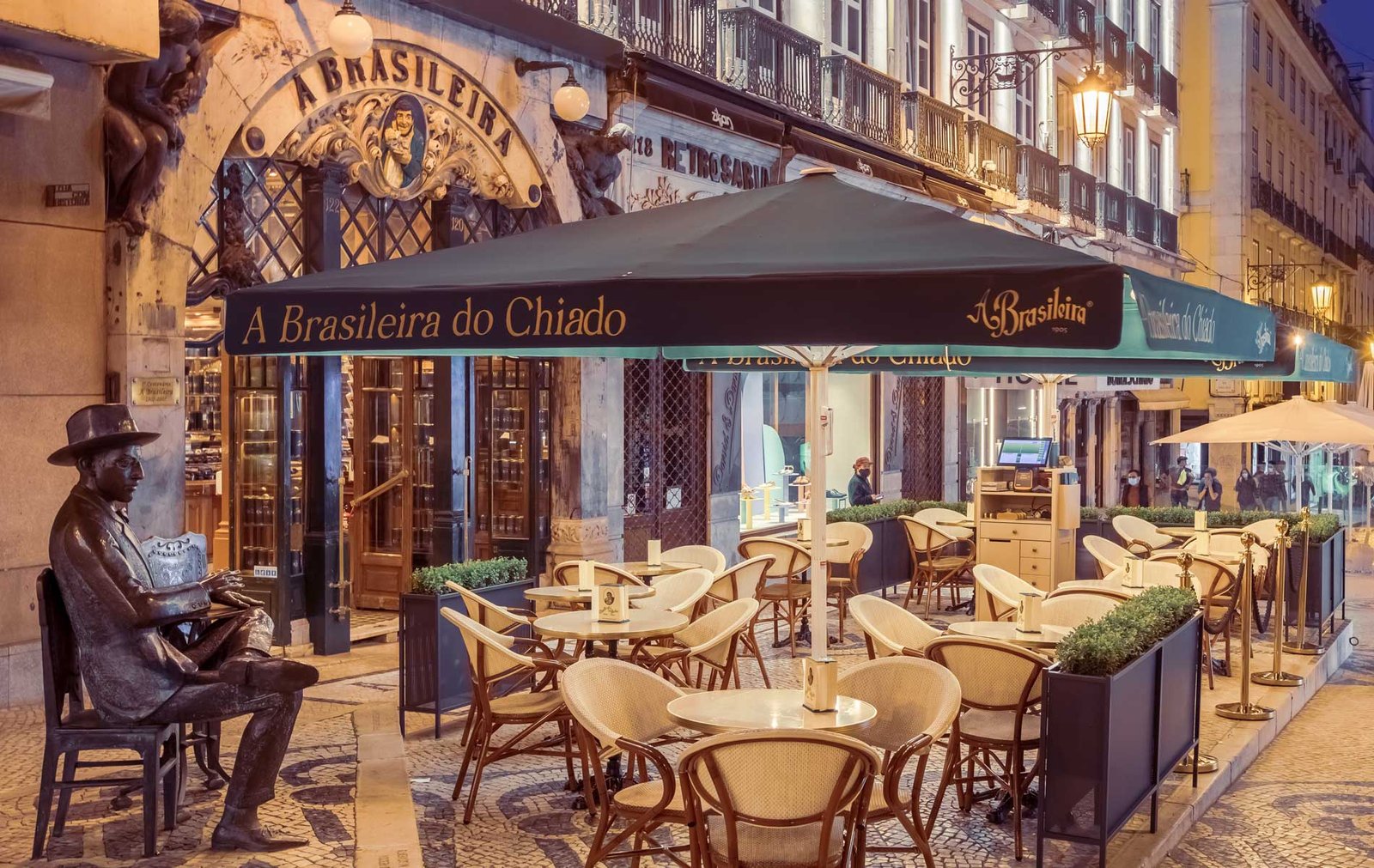 A estátua de Fernando Pessoa da cafeteria é ponto turístico em Lisboa. Crédito: A Brasileira 