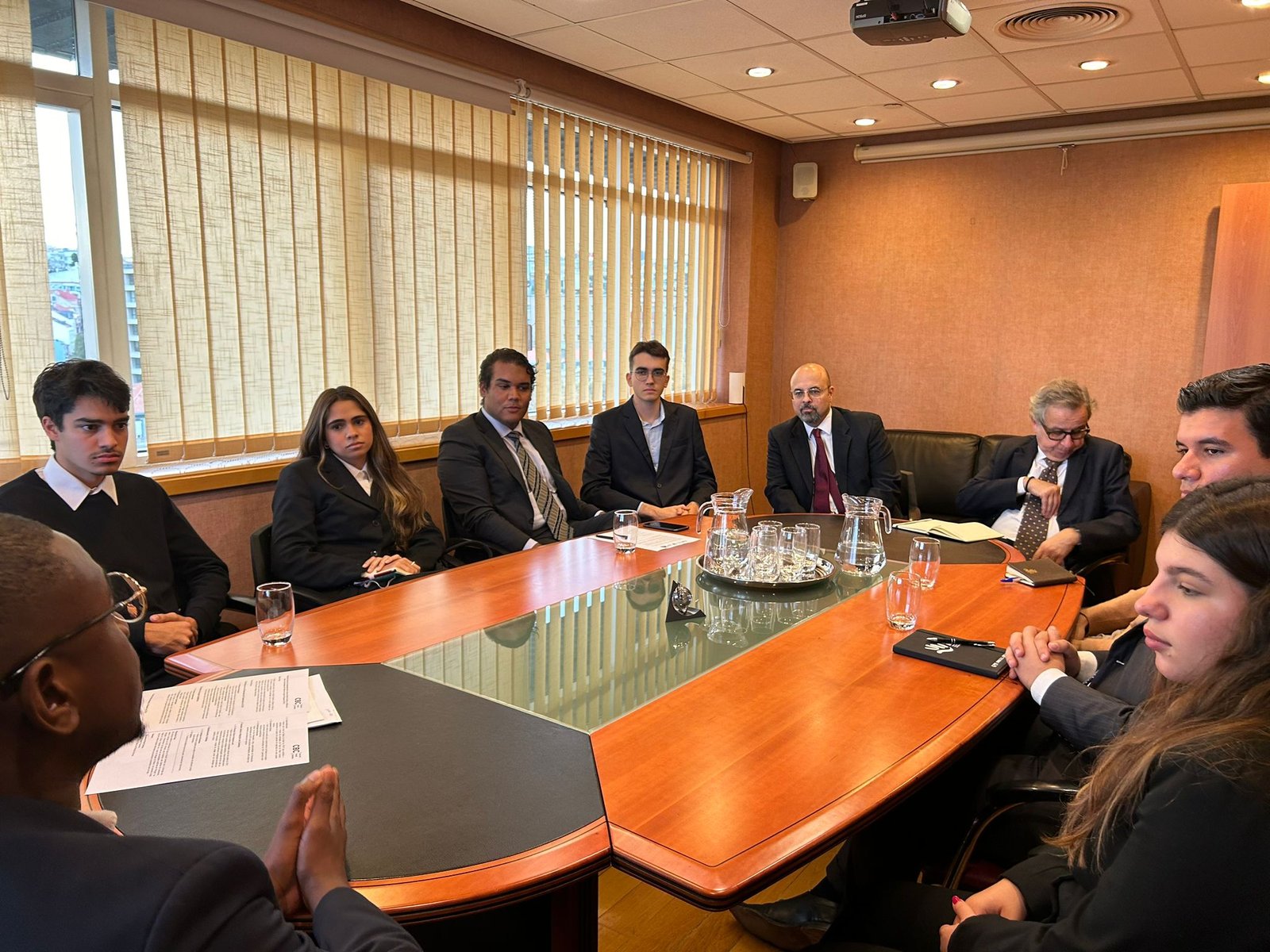 Reunião de estudantes com diplomatas sobre as condições de vida em Portugal. Crédito: Arquivo Pessoal