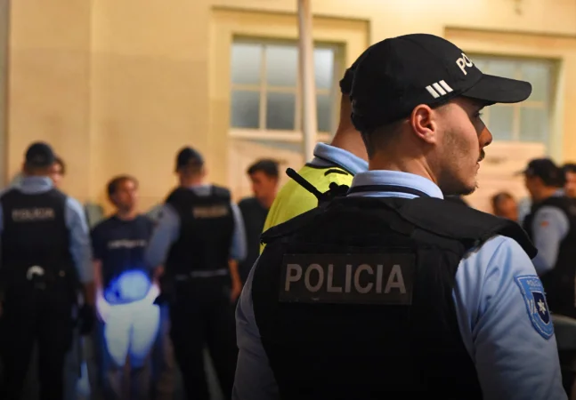 Agentes da PSP durante abordagem. Crédito: PSP, Divulgação