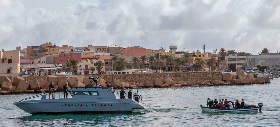 Refugiados e migrantes num barco de madeira são resgatados perto da ilha de Lampedusa, Itália, no Mar Mediterrâneo (Arquivo). Crédito: Alessio Mamo, UNHCR 