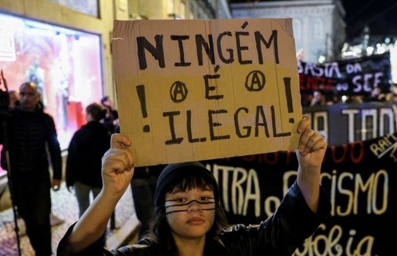 Manifestantes exibem cartazes na manifestação convocada por cerca de 20 organizações de apoio ao imigrante e de defesa dos Direitos Humanos. Lisboa, 16 de dezembro de 2022. Crédito: Miguel A. Lopes, Agência Lusa