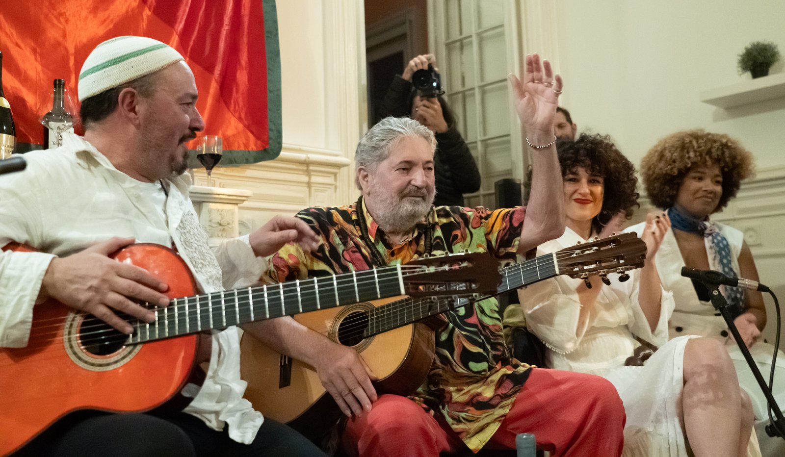 Pierre Aderne e Moacyr Luz no sarau "Rua das Pretas", dia 01 de fevereiro, em Lisboa Crédito: Renato Velasco