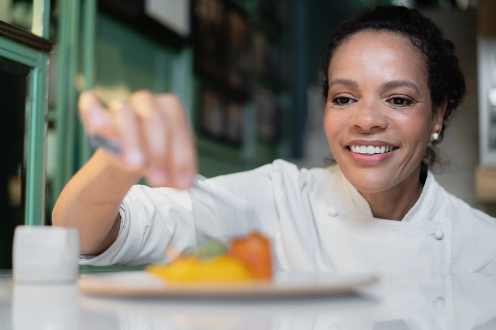 Chef Alessandra Montagne, carioca, está há mais de 25 anos em Paris, onde fundou dois resturantes. Crédito: Fábio Pelinson, Divulgação