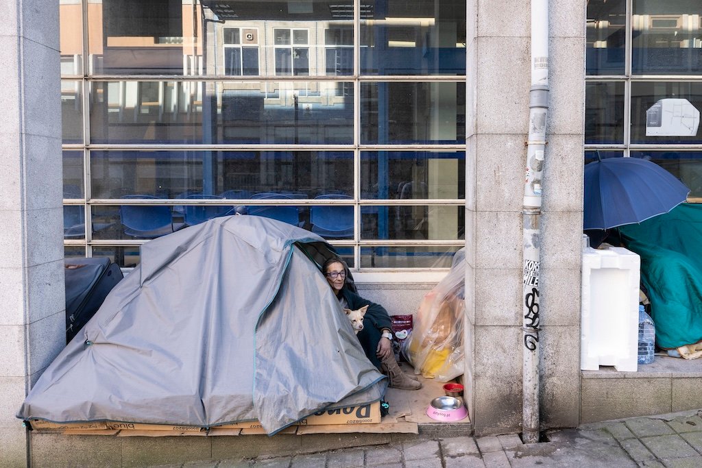 Ana Paula Duarte e a sua cadela Nini posam para a fotografia na tenda onde moram no Porto, em 31 de janeiro de 2023 Crédito: José Coelho, Lusa