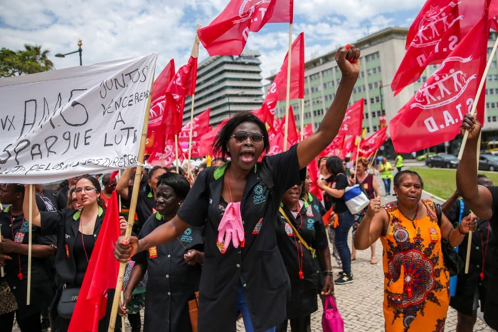 Trabalhadoras do setor da limpeza industrial gritam palavras de ordem durante uma manifestação em defesa de aumentos salariais e pela manutenção de direitos, no dia em que realizam uma greve de 24 horas, em Lisboa, 22 de junho de 2018. Crédito: José Sena Goulão, Agência Lusa