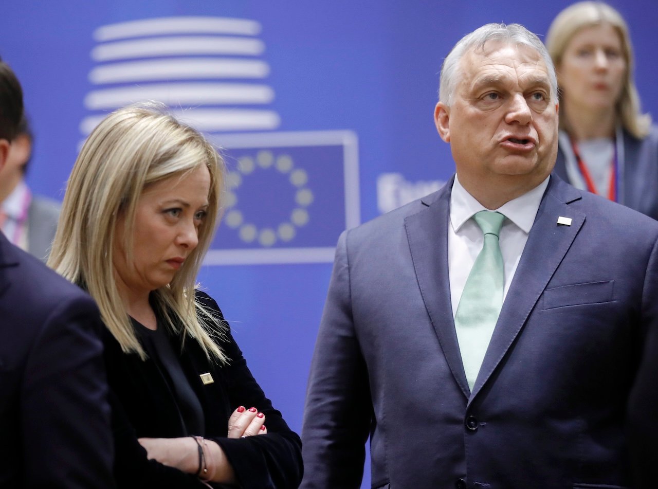 Giorgia Meloni e Viktor Orbán. Crédito: Olivier Hoslet, EPA, Lusa