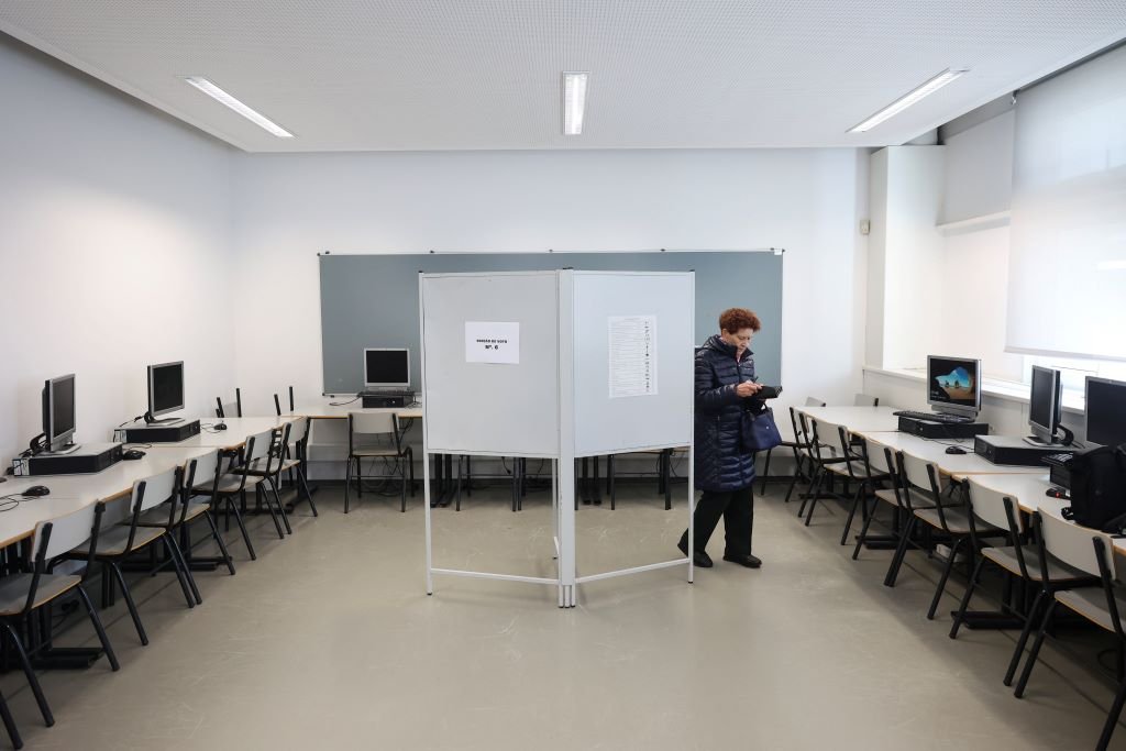 Mulher deposita voto em urna durante as eleições legislativas. Crédito: EPA, Andre Kosters, Lusa