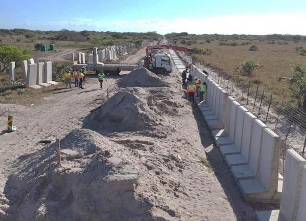 Muro construído pelo governo da África do Sul na fronteira com Moçambique. Crédito: Parlamento da África do Sul