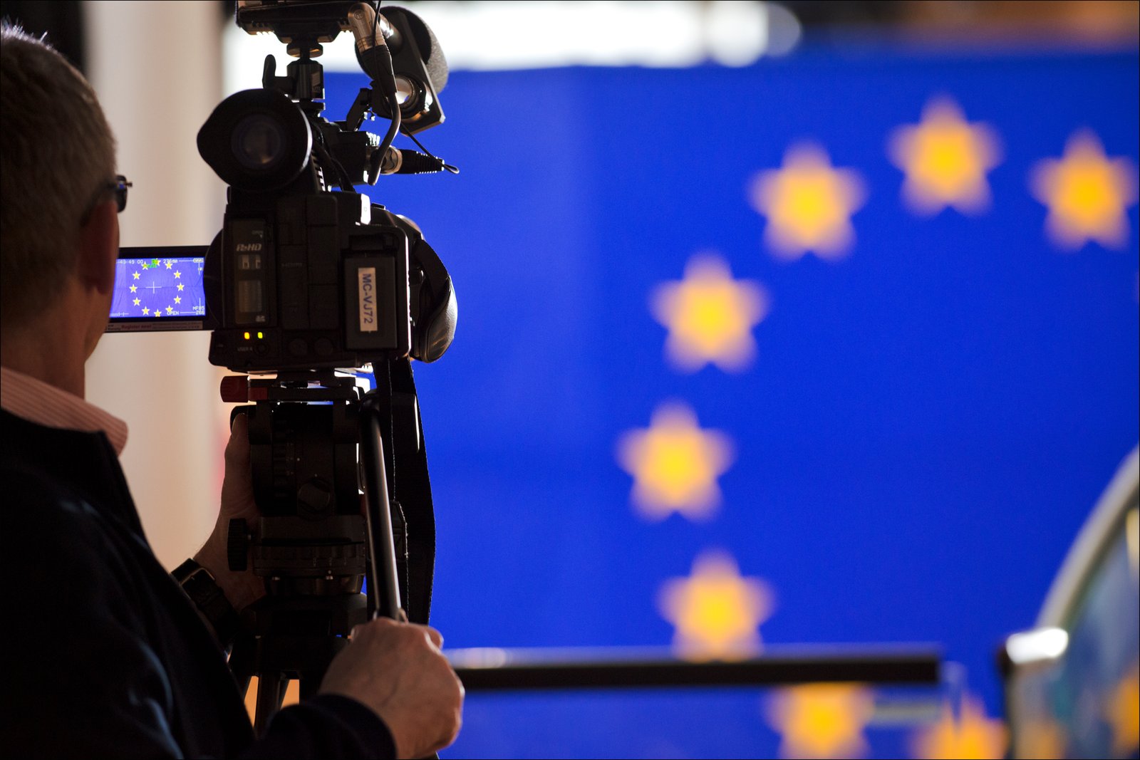 Repórter cinematográfico grava bandeira da UE. Crédito: União Europeia 2014, Parlamento Europeu