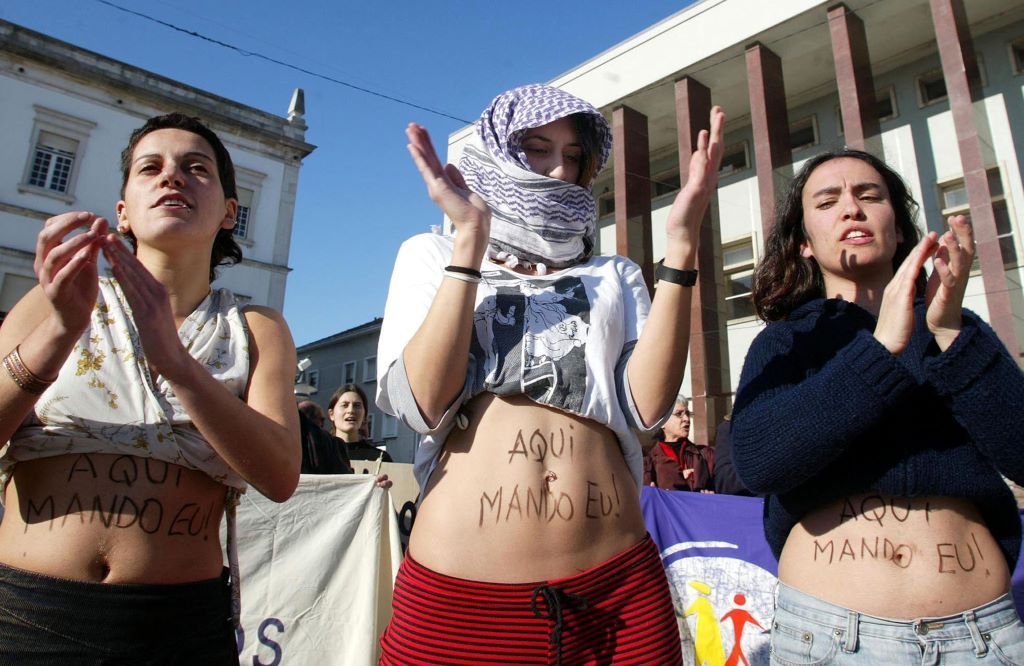 Um grupo de jovens protesta contra a penalização do aborto em frente ao Tribunal de Aveiro. Em 16 de dezembro de 2003. Crédito: Paulo Novais, Lusa