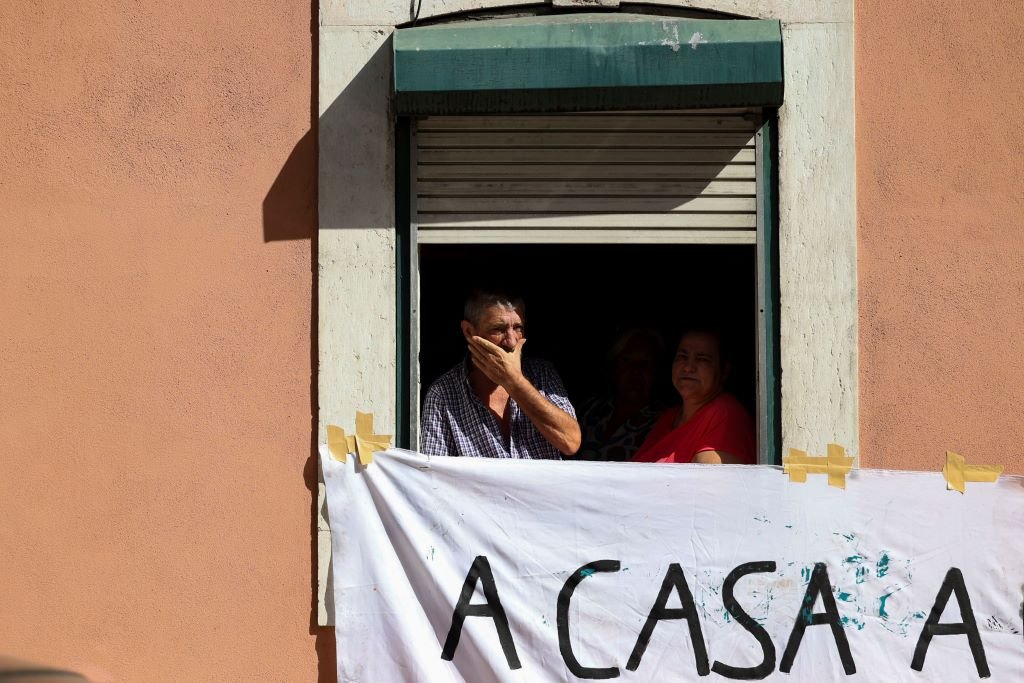 Tentativa de despejo de um a casal da casa onde sempre viveram, Alcina, Carlos e o pai de Alcina de 89 anos. na Rua de Arroios, em Lisboa, 3 de outubro de 2023. Crédito: André Kosters, Lusa