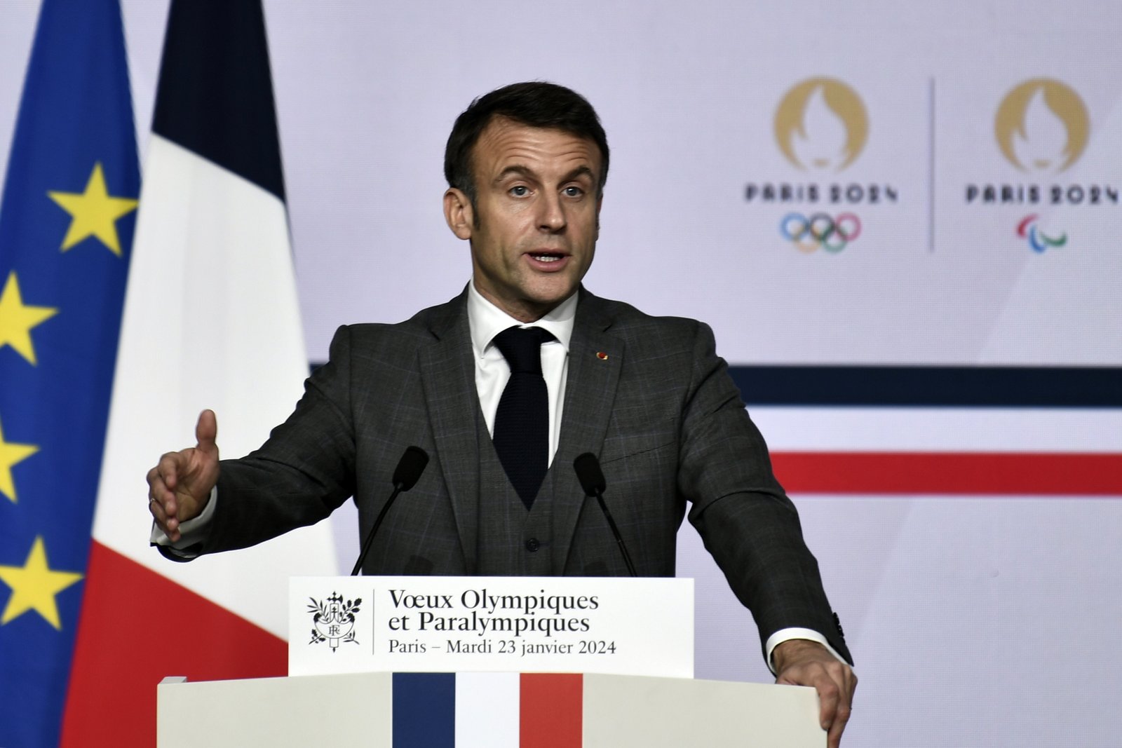 (Arquivo) Presidente francês, Emmanuel Macron discursa para atletas que disputarão os olimpíadas de Paris, este ano. Foto: Epa, Staphane de Sakutin, Pool Maxpp Out