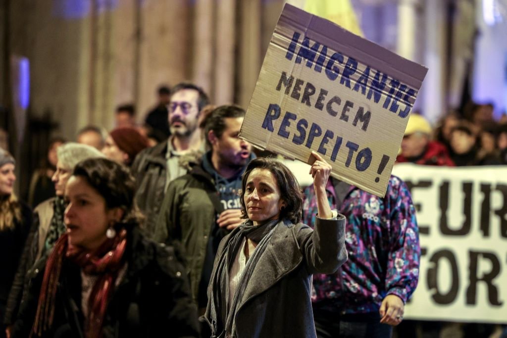 Manifestantes exibem cartazes na manifestação. Lisboa, 16 de dezembro de 2022. Crédito: Miguel A. Lopes, Lusa