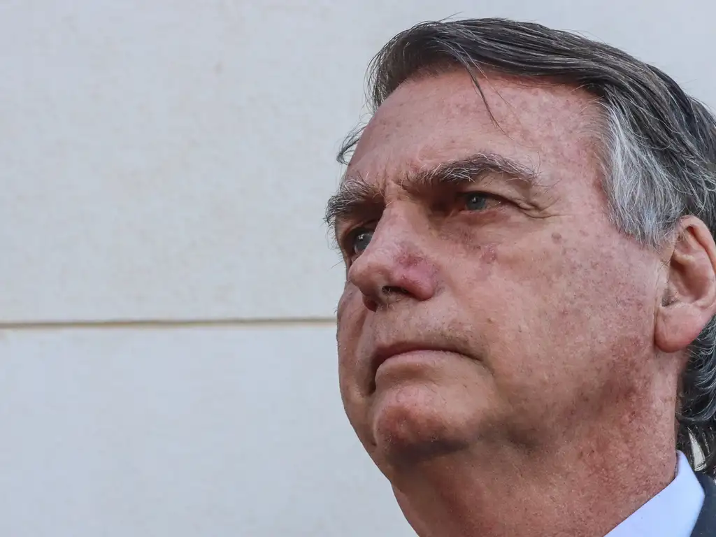 (Arquivo) O ex-presidente Jair Bolsonaro fala com jornalistas, na sede da Polícia Federal em Brasília. Crédito: Valter Campanato, Agência Brasil. Data: 18/10/2023