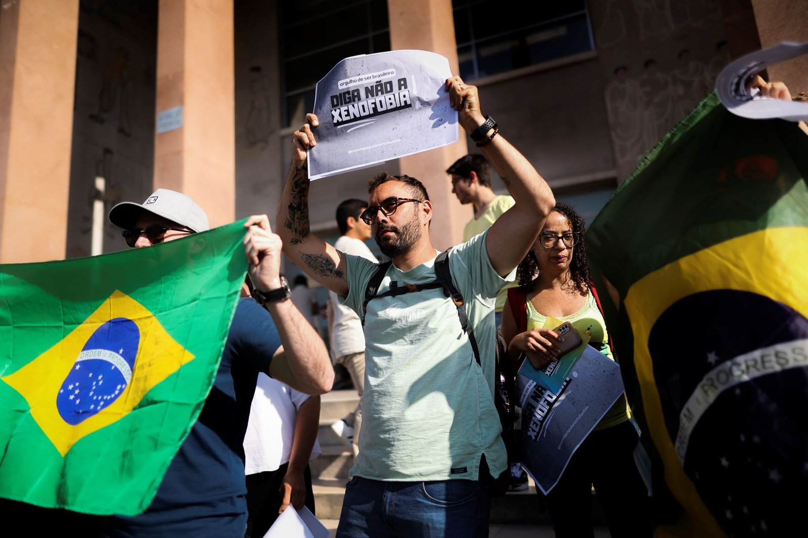 Um grupo de estudantes brasileiros protesta em frente à Faculdade de Direito da Universidade de Lisboa. Em 16 de maio de 2023. Crédito: Filipe Amorim, Lusa