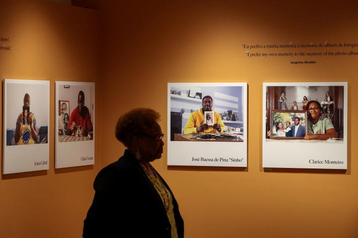 Retratos de africanos em convívio cobrem as paredes da sala de exposições do Padrão dos Descobrimentos. Crédito: JOSÉ SENA GOULÃO/LUSA