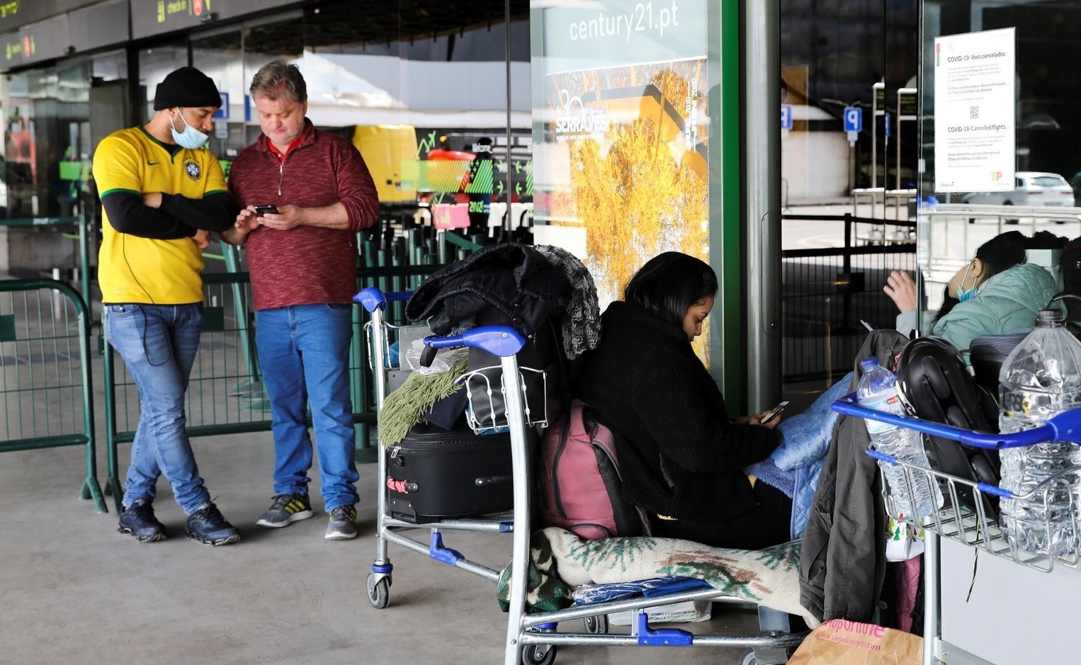 Brasileiros esperam ser repatriados no Aeroporto de Lisboa (Arquivo). Crédito: João Relvas, Lusa