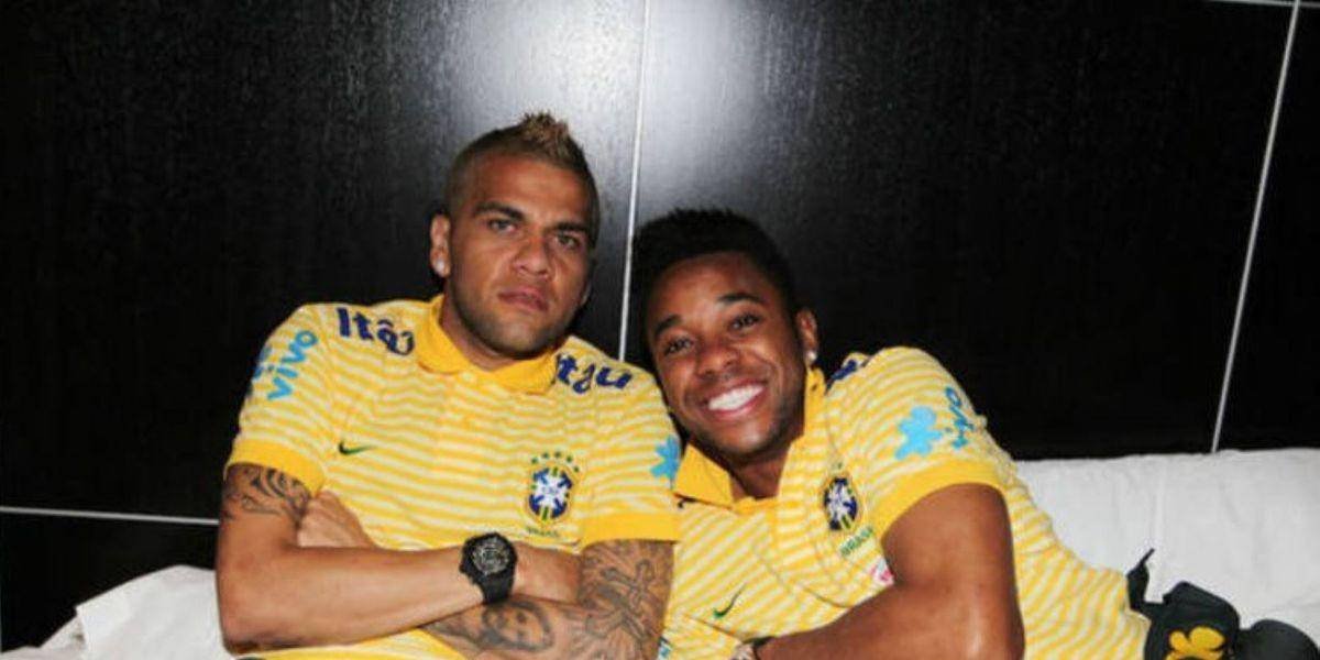 Daniel Alves (esquerda) e Robinho. Crédito: Arquivo