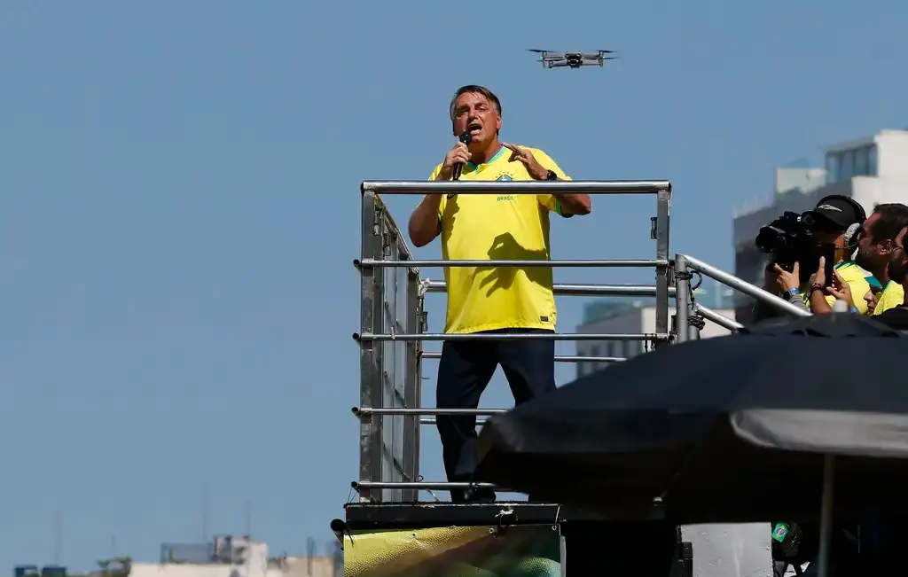 O ex-presidente Jair Bolsonaro reúne apoiadores em manifestação política na orla de Copacabana (Arquivo). Crédito: Fernando Frazão, Agência Brasil