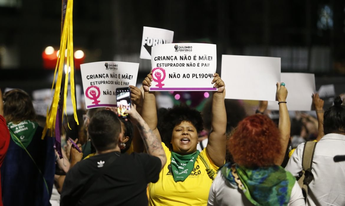 Manifestantes vão às ruas contra PL que equipara aborto a homicídio. Foto: Paulo Pinto/Agência Brasil
