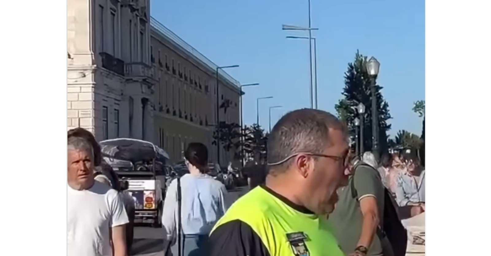 Policial que deu uma cabeçada ao motorista de tuk tuk brasileiro. Crédito: Reprodução