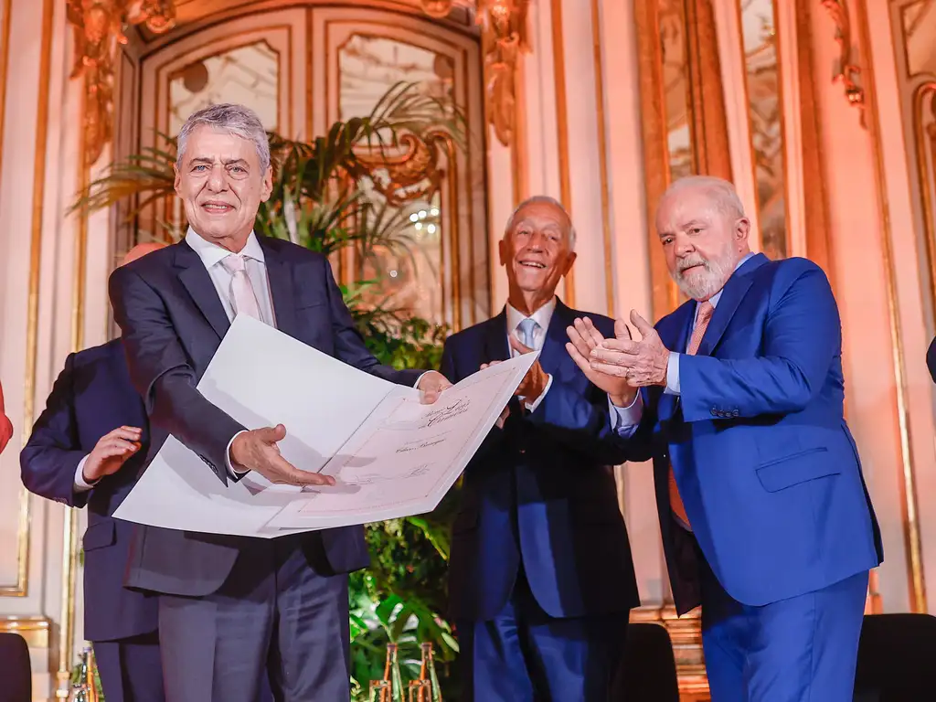 Chico Buarque (esquerda), presidente Marcelo e presidente Lula durante entrega do Prêmio Camões ao artista. Crédito: Ricardo Stuckert, PR