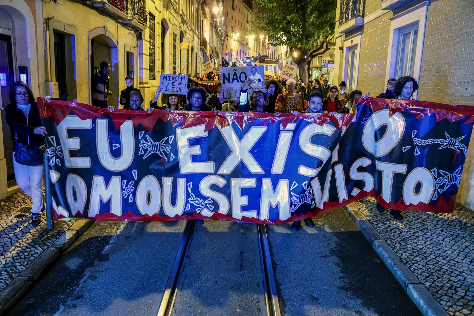 Manifestantes exibem cartazes em manifestação em Lisboa, no dia 16 de dezembro de 2022. Crédito: Miguel A. Lopes, Lusa