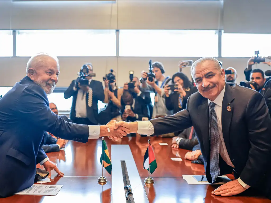 Presidente da República, Luiz Inácio Lula da Silva, durante encontro com o primeiro-ministro da Autoridade Palestina, Mohammad Shtayyeh, em fevereiro. Crédito: Ricardo Stuckert, PR