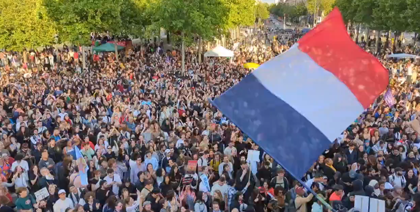 Eleitores celebram vitória de aliança de esquerda na França. Crédito: LucAuffret, reprodução X