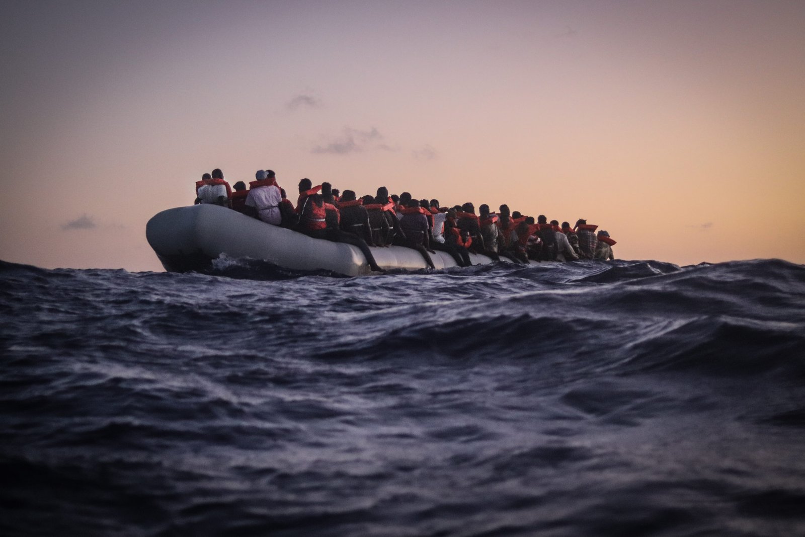 Agosto de 2020, o navio Sea-Watch 4 resgata centenas de pessoas que tentavam atravessar o Mediterrâneo. Crédito: Sea MSF, Hannah Wallace Bowman