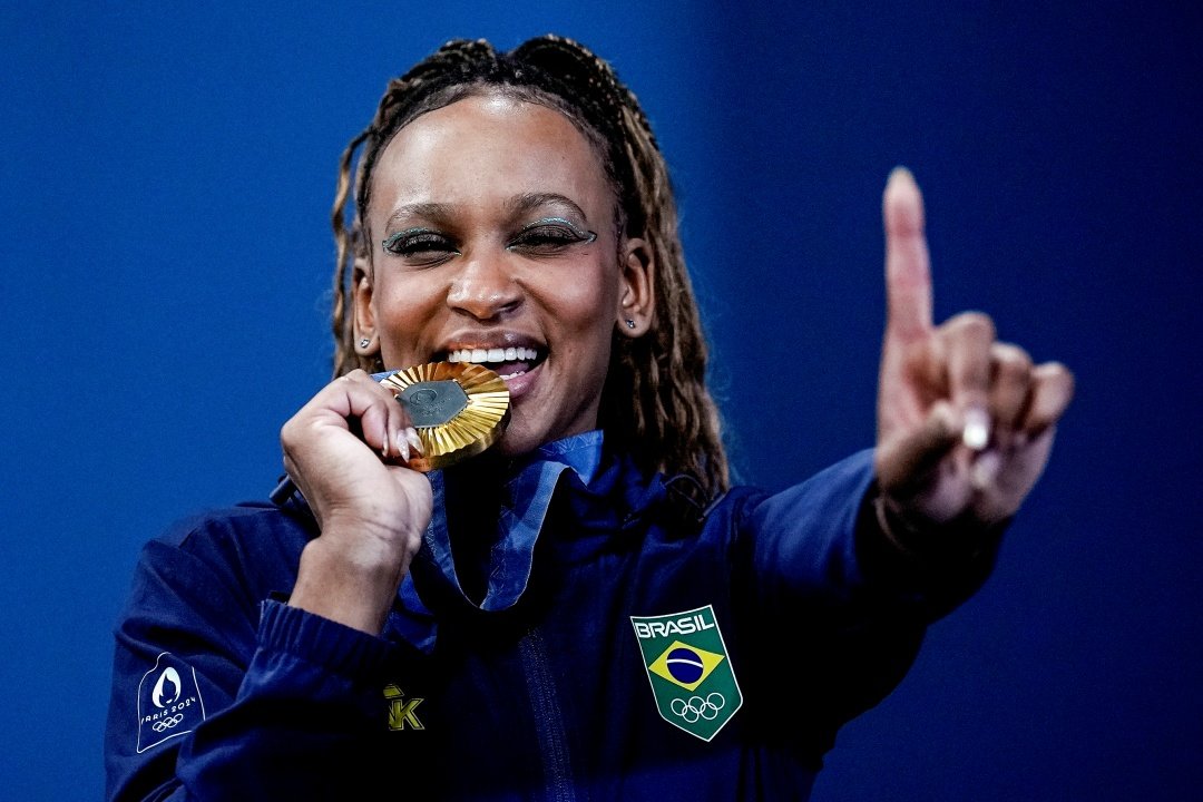 Rebeca com o ouro que a transformou na maior medalhista brasileira de todos os tempos. Crédito: Alexandre Loureiro, COB