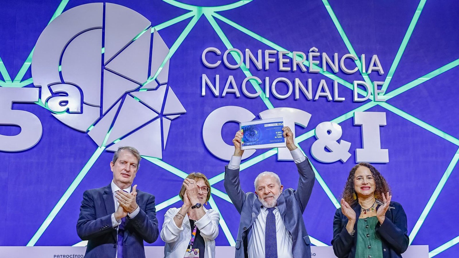 Presidente da República, Luiz Inácio Lula da Silva, recebe proposta de Plano Nacional de Inteligência Artificial, elaborado por cientistas, durante a cerimônia de abertura da 5ª Conferência Nacional de Ciência, Tecnologia e Inovação (CNCTI), em Brasília - DF. Foto: Ricardo Stuckert / PR