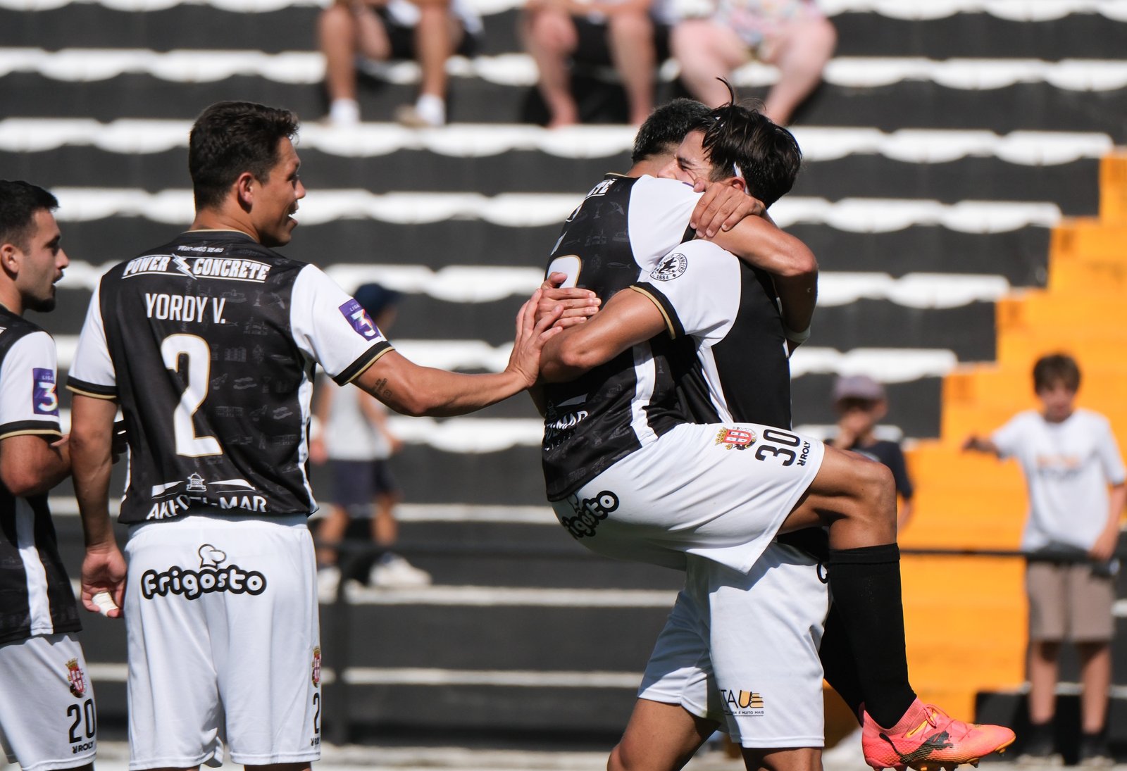 Jogadores de futebol celebram vitória. Crédito: Federação Portuguesa de Futebol