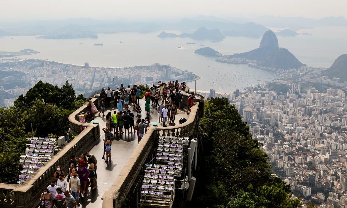 Turistas no Cristo Redentor, no Rio de Janeiro. Crédito: Tânia Rêgo, Agência Brasil 