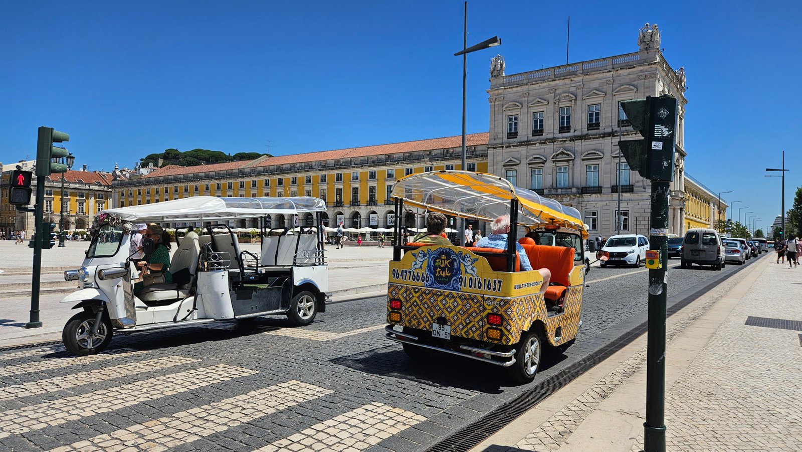 Circulação de tuk-tuks em áreas turísticas de Lisboa. Crédito: Déborah Lima/BRASIL JÁ