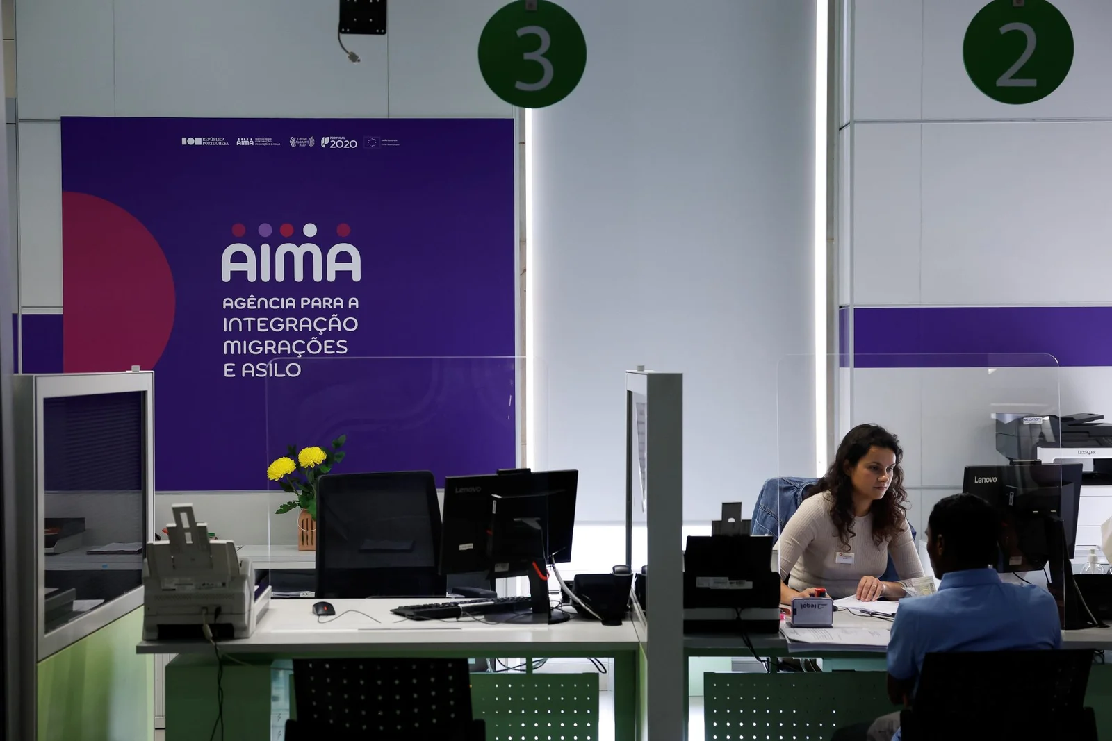 Atendimento em loja da Aima, Faro, 3 de novembro de 2023. Crédito: Luís Forra, Lusa 