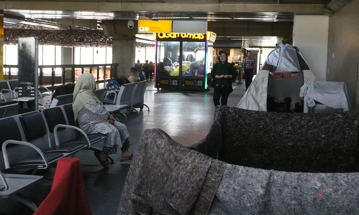 Famílias inteiras estão acampadas no aeroporto de Guarulhos, em São Paulo. Crédito: Rovena Rosa, Agência Brasil