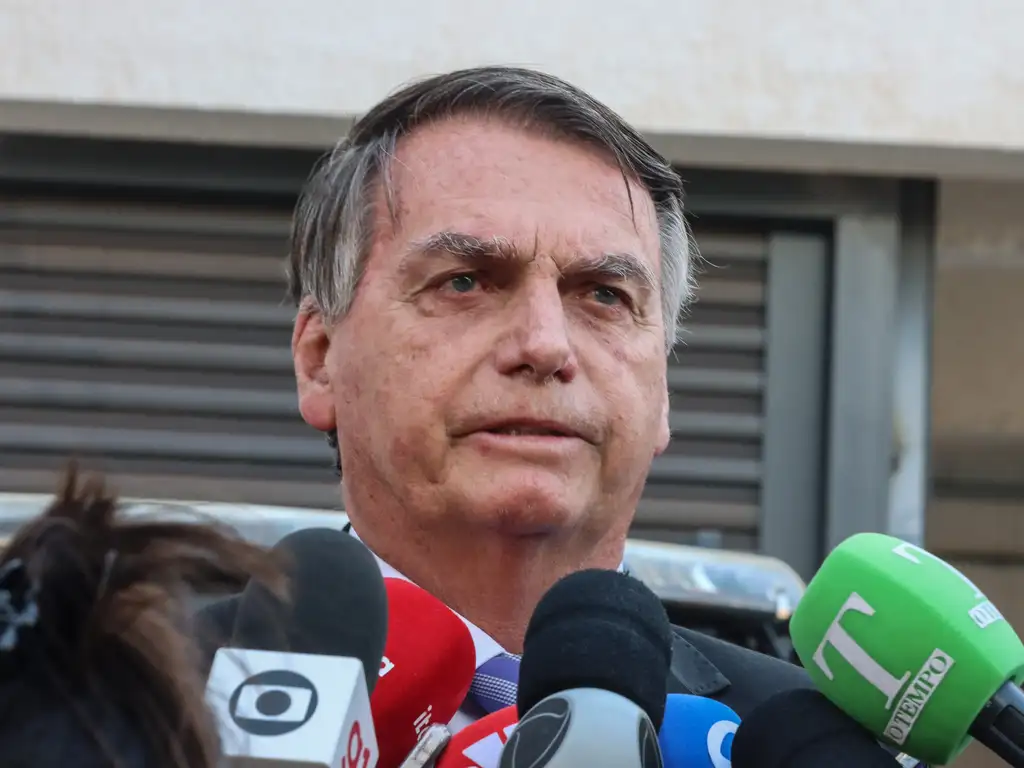 Brasília (DF), 18/10/2023. O ex-presidente Jair Bolsonaro, fala com jornalistas, na sede da Polícia Federal em Brasília. Crédito: Valter Campanato, Agência Brasil