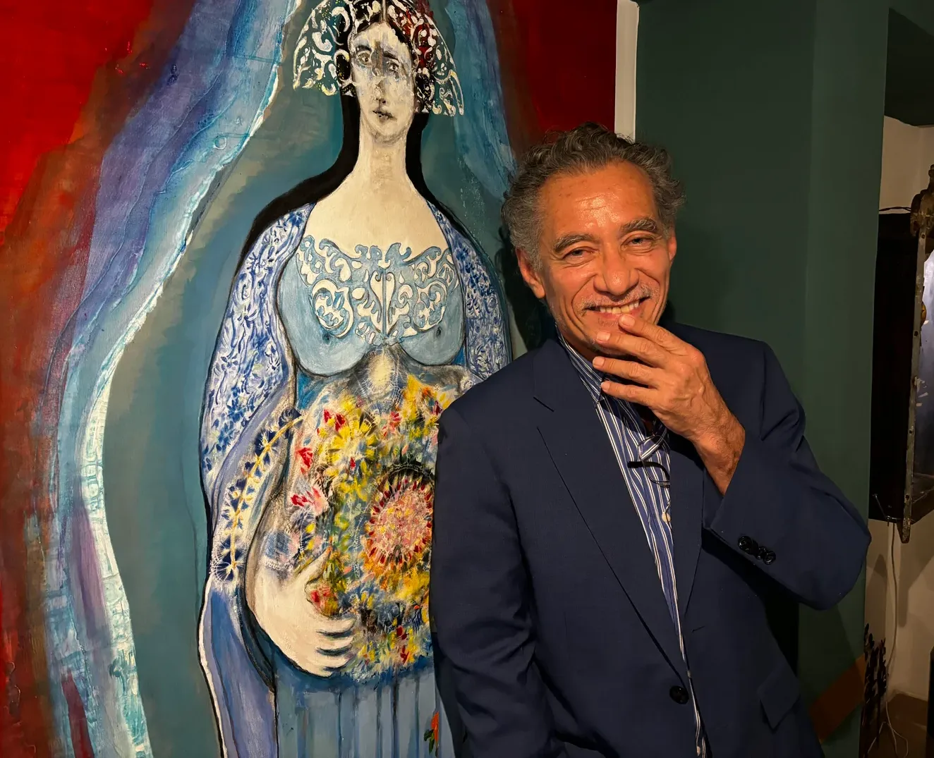 Chico Díaz com uma de suas obras exposta no Cícero Bistro, em Lisboa. Foto: Jordan Alves