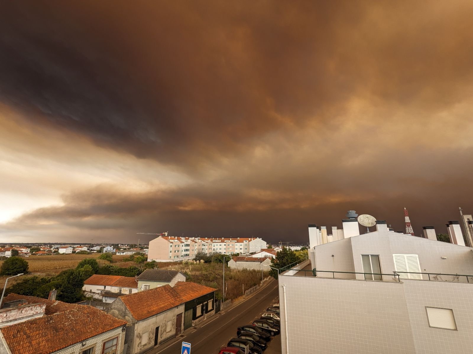 Fumaça toma o céu em cidades de Portugal. Crédito: Carolina Silveira, Arquivo Pessoal