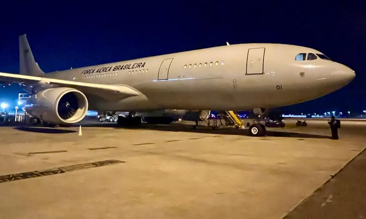 Airbus A330-200, conhecido como KC-30, deixou a Base Aérea do Galeão, no Rio de Janeiro, com escala em Portugal. Crédito: FAB/Divulgação