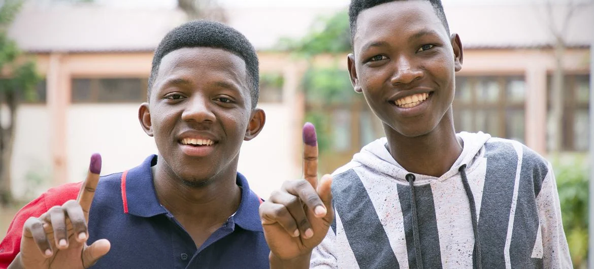 Jovens moçambicanos mostram o dedo marcado com a tinta azul após votarem nas eleições gerais em Moçambique (Arquivo) Crédito: Rochan Kadariya, PNUD