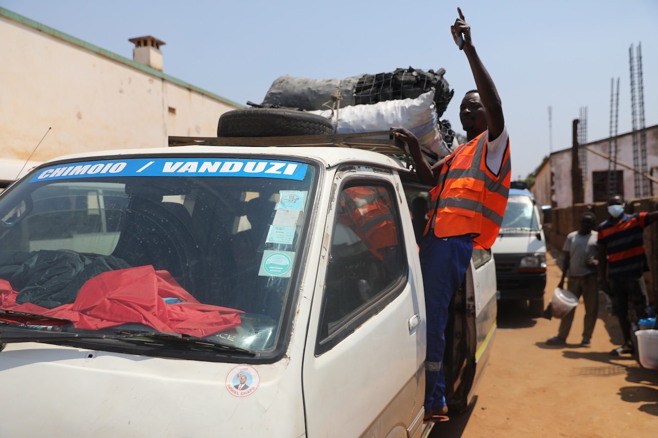 Rosário Manuel, 27 anos, cobrador de transporte de passageiros em Manica, Moçambique Crédito: Estevão Chavisso, Lusa